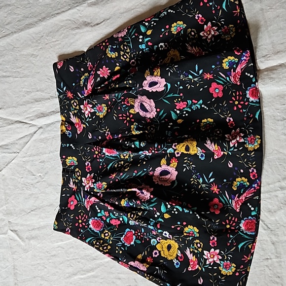 Lucca pleated black flowered mini skirt size large - Picture 7 of 10